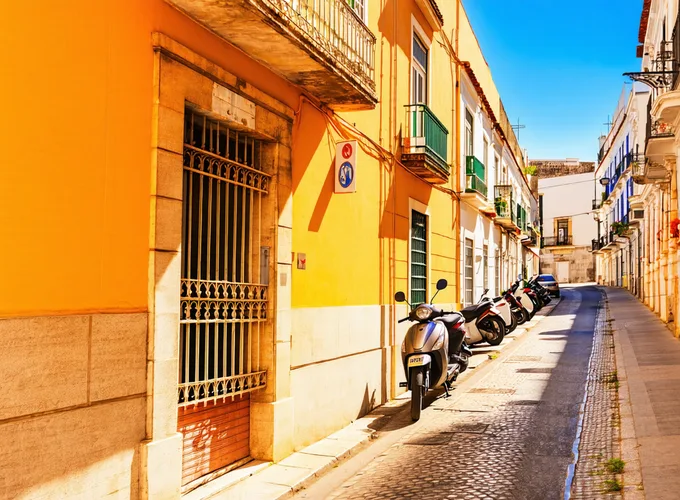 Vista de una calle del barrio del Carmen en Valencia con edificios históricos