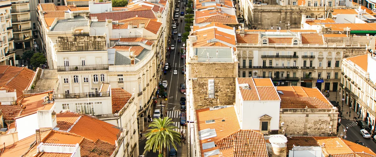 Vista aérea de Valencia con calles y edificios del centro urbano